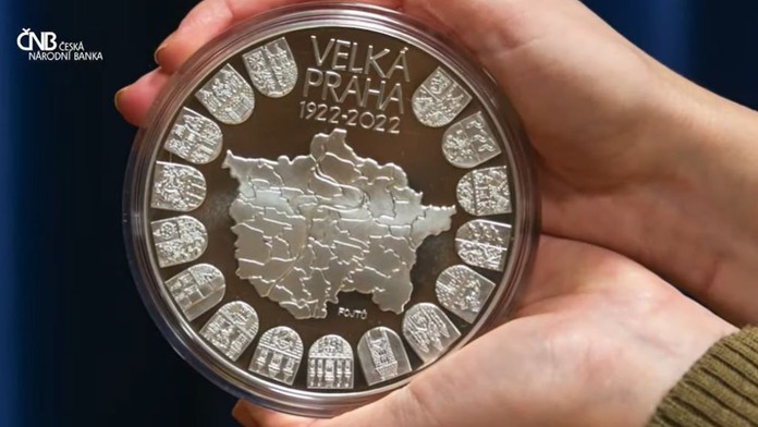 ČNB vydala mimořádnou pamětní minci, stojí jmění a váží jeden kilogram