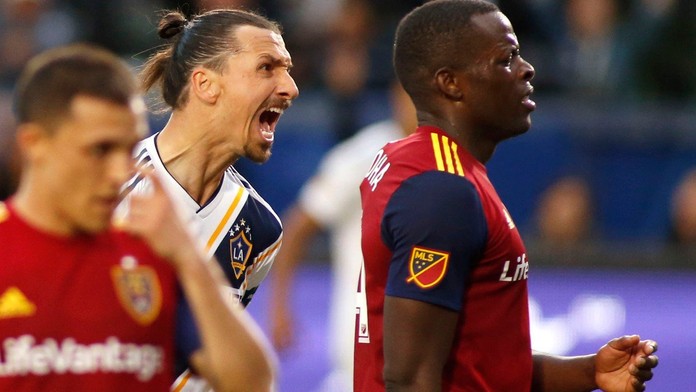 Zlatan zase řádil! Zákeřně sejmul protihráče, ten odmítl omluvu