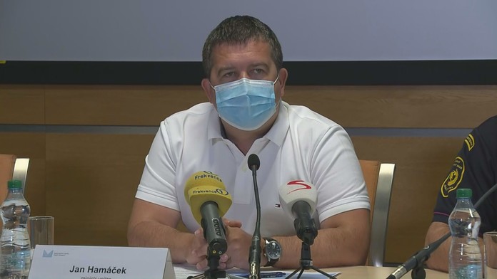 Hamáček po jednání krizového štábu: I přes opatření křivka roste, budou další nařízení