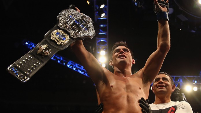 První UFC šampion se po letech vrací do klece. Zvládne znovu získat titul?