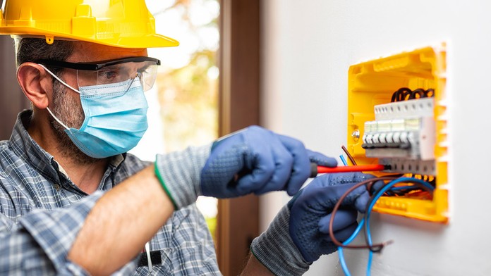 Nemůžete sehnat elektrikáře? Pomoci může dodavatel elektřiny