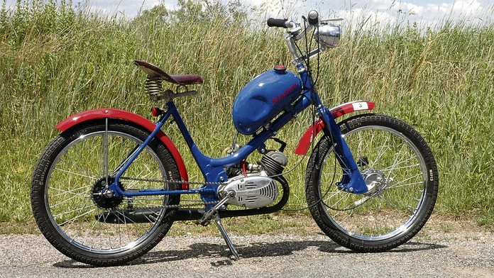 Motorkář (†69) nepřežil vážnou nehodu při závodech mopedů