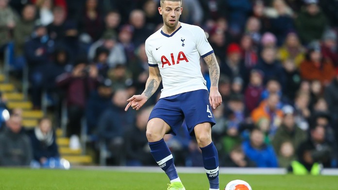 Netradiční forma pomoci! Obránce Spurs pošle nakaženým tablety