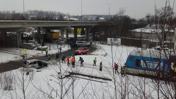 Vlak na přejezdu smetl auto. Dva zranění, dítě museli vystříhat!