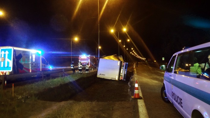 Kamioňák věřil navigaci a spadl do jámy na uzavřené cestě