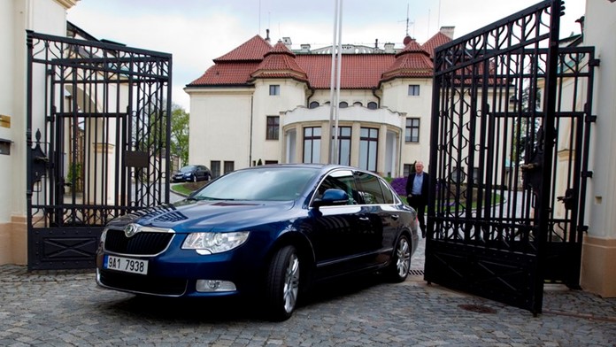 Vláda bez důvěry si vesele utrácí! Kupuje auta za miliony i saxofony