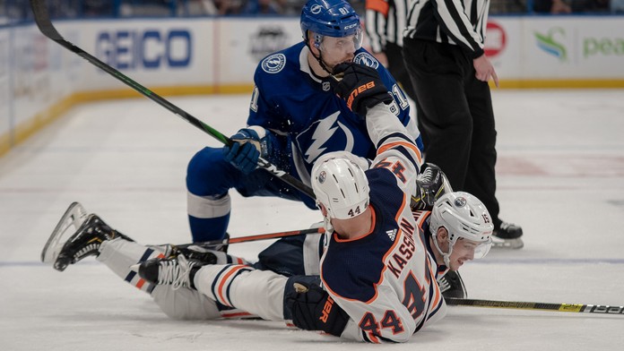 Sedm zápasů za kopanec! Hříšník z Edmontonu dostal pořádný flastr
