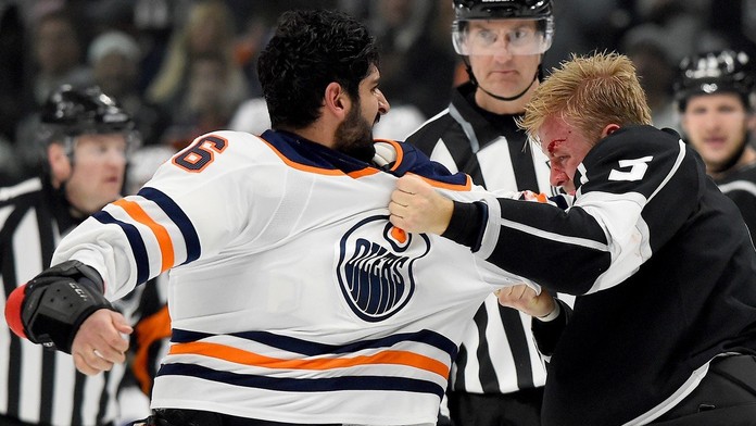 Krvavá bitka v NHL: Khaira nasekal Folinovi. Ten pak šel na šití! VIDEO