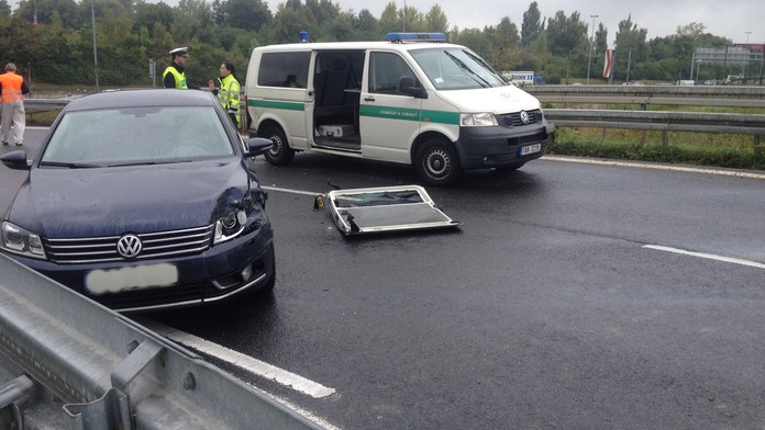 Auto u pražského letiště smetlo policejní hlídku!