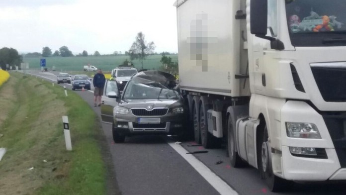 Kamion nedobrzdil a natlačil auto na další kamion: Jedna mrtvá