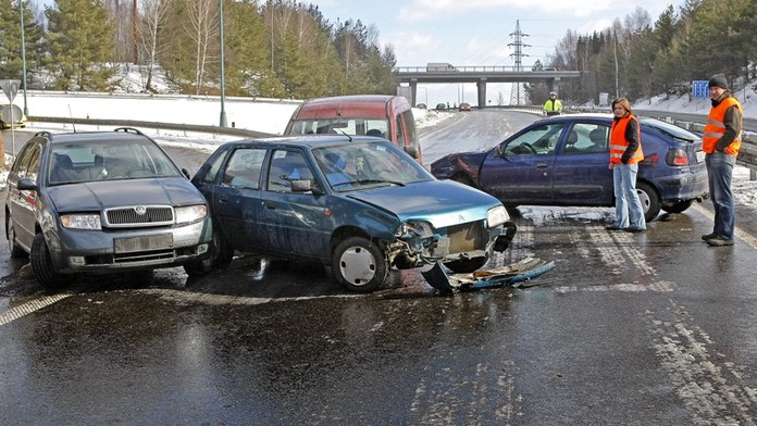 Řidiči pozor! Silnice pokryla ledovka, u Brna havarovalo 10 aut!