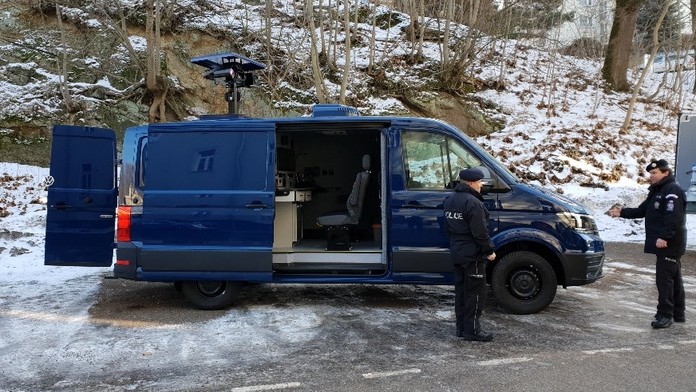 Tajná policejní základna na kolech. Jaký je úkol speciálních dodávek?