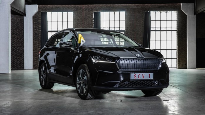 Papež jezdí po Slovensku elektrickým Enyaqem. Vyžádal si speciální úpravy