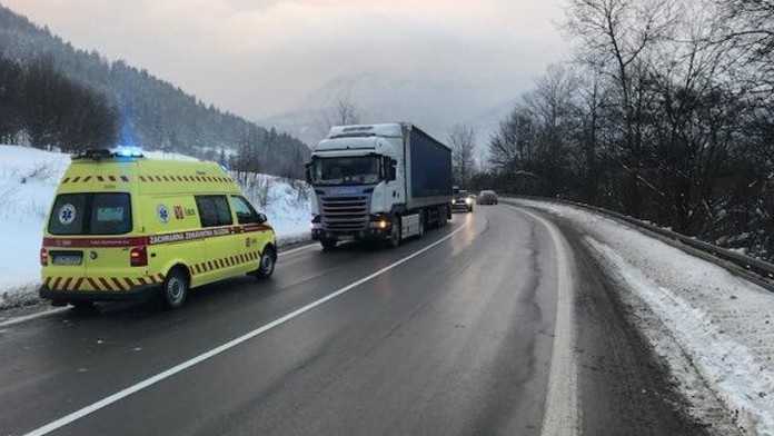 Policisté pomáhali kamioňákovi v nouzi, jednoho smetl náklaďák