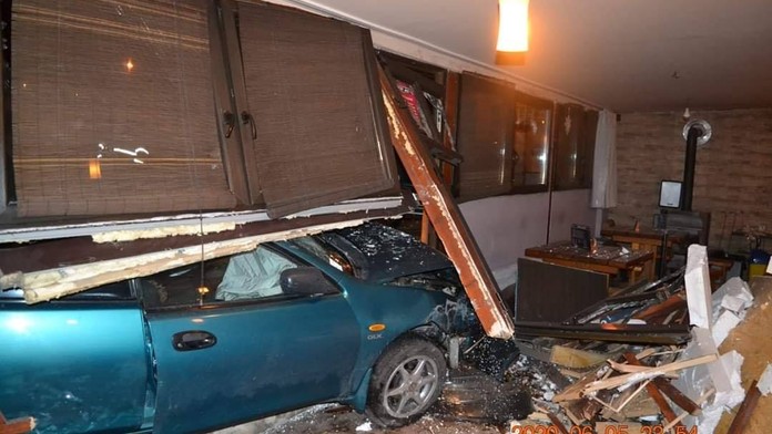 Opilý řidič v Košicích ujížděl před policisty, úplně zdemoloval bar! FOTO