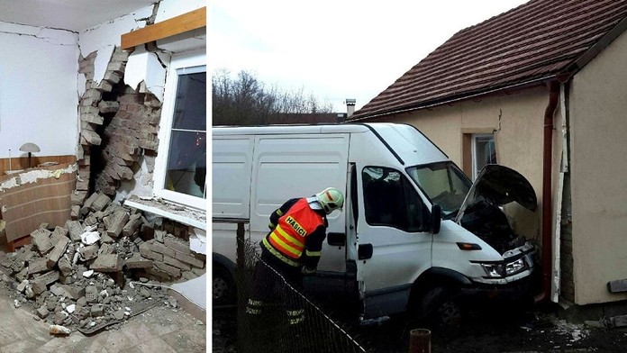 Na Karlovarsku narazila dodávka do domu. Zbořila mu část zdi