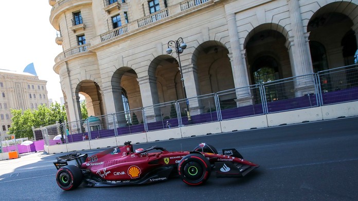 Leclerc si v Baku vyjel čtvrtou pole position v řadě. Druhý odstartuje Pérez