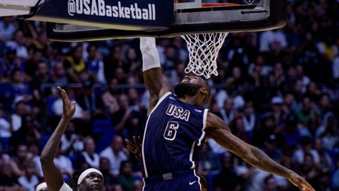 LeBron James odvrátil velkou blamáž. USA málem prohrály s trpaslíkem