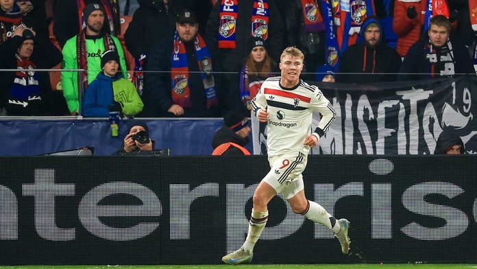 Rasmus Højlund slaví vstřelený gól proti Plzni