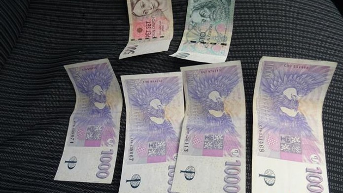 Muži vypadla peněženka s několika tisíci. Poctivý mladík vše vrátil