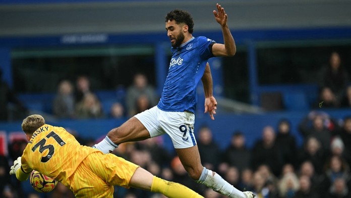 Kinský pochytal řadu šancí, přesto třikrát inkasoval. Obrana Spurs hořela
