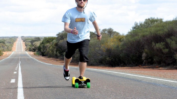 Po dálnici se proháněl skateboardista! Nahlásil ho překvapený řidič
