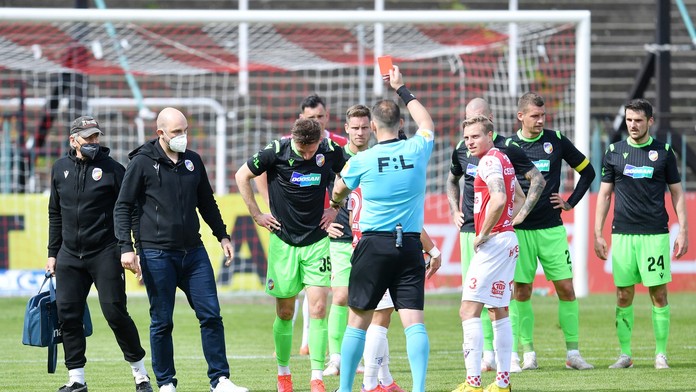 Plzeňskému Kašovi za kung-fu kopanec skončila sezona