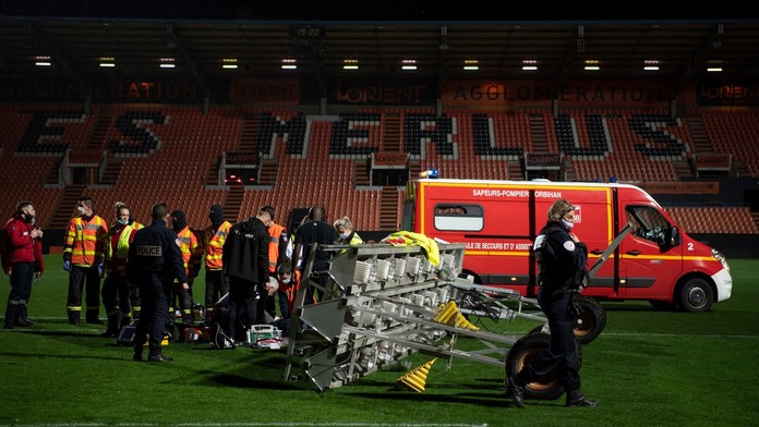 Tragédie v Ligue 1! Na zaměstnance spadlo hned po zápase světlo