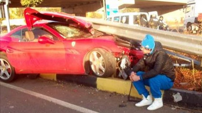 Fotbalová hvězda zrušila své ferrari. A pak přišly potupné fotky na obrubníku
