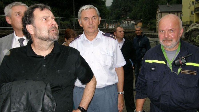 John se před lijákem v Hřensku schoval do vyplavené hospody