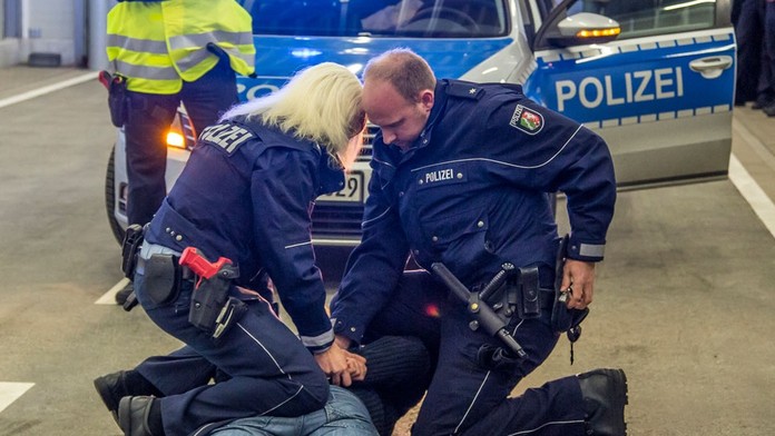 Skandál! Němečtí policisté měli zákaz stíhat uprchlíky!