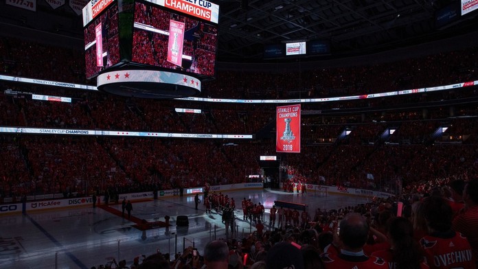 Fanouškům Capitals měli zabavit ukrajinské vlajky, ruské na zápasu byly