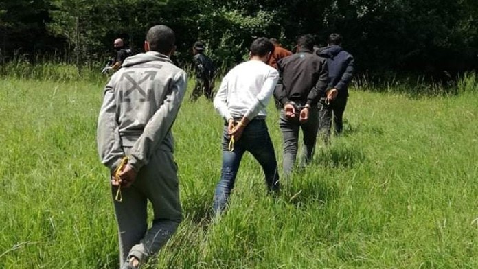 Na Slovensku zadrželi 21 migrantů. Mačkali se v jedné dodávce