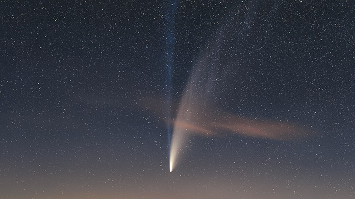 Kometa s dvěma ohony nad Suchým vrchem, český fotograf opět sklízí úspěch