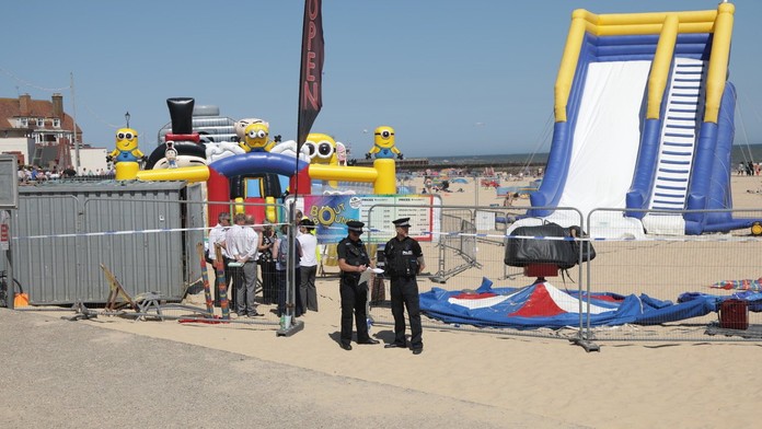 Při explozi skákacího hradu v Británii zemřela malá dívenka (†4)