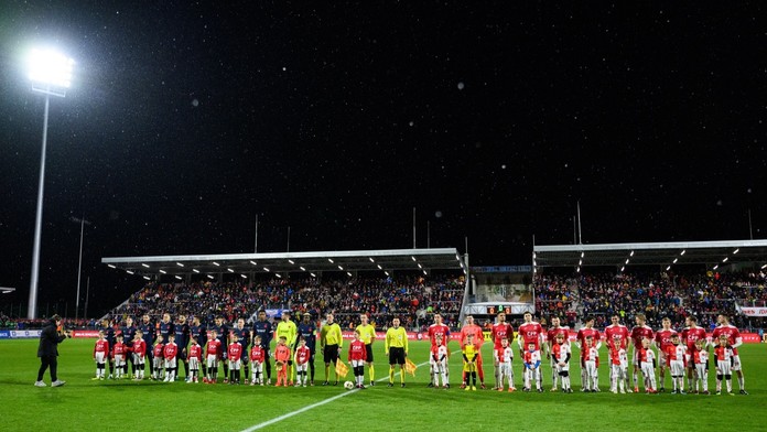 Další problém pro nový pardubický stadion. Lidé si stěžují na světelný smog