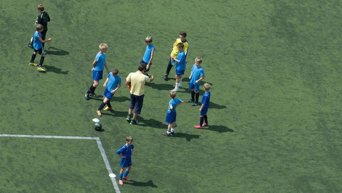 Vyhrocené utkání žáků v Kolíně: Divák z Vlašimi napadl rozhodčího!