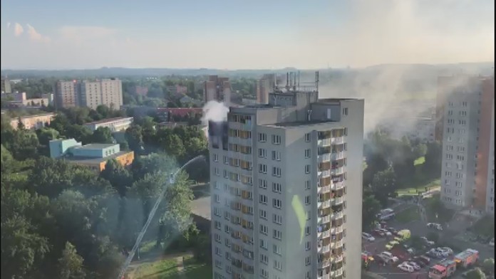 Valící se dým, záchranáři a bezmoc. Tragický požár paneláku OBRAZEM