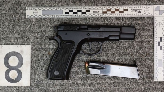 Desítky zbraní, 29 granátů a kila výbušnin. Policie zabavila obří arzenál