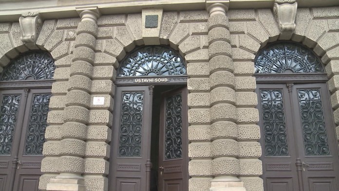 Hoch (14) chtěl změnit školu a zůstat s otcem. Ústavní soud se za něj postavil