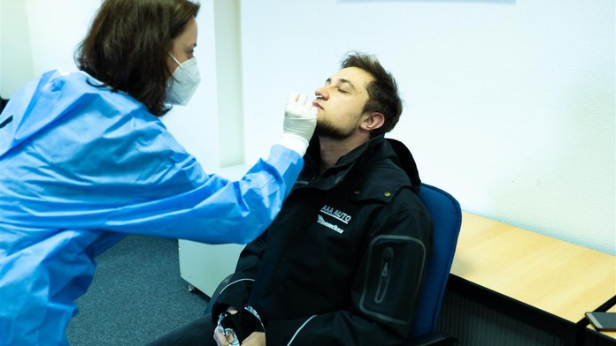 AAA AUTO spustilo antigenní testování svých zaměstnanců