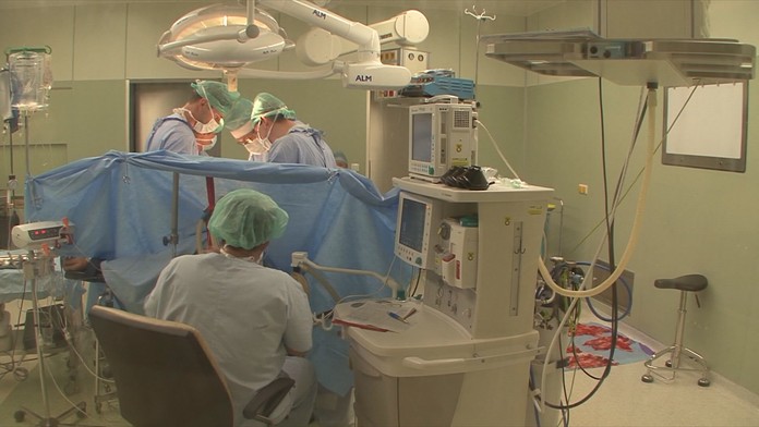 Covid zničil ženě plíce, část jí transplantovali od syna a manžela