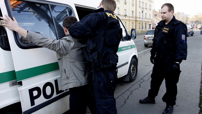 Řidiče kamionu probudili běženci v návěsu plném klecí. Udal je policii