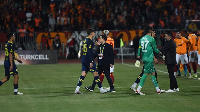 Další bizarní moment v Turecku. Hráči Fenerbahce po minutě opustili hřiště