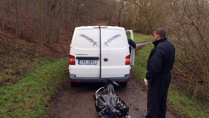 Muž hledaný policií se zastřelil jateční pistolí