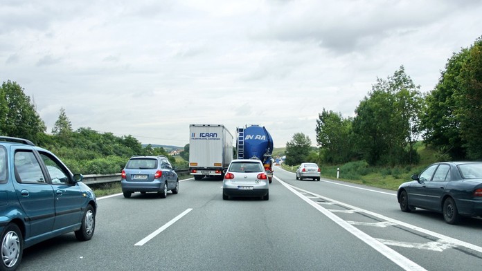 Dá se u nás trestat pomalá jízda? Co říkají pravidla o šnecích na silnicích