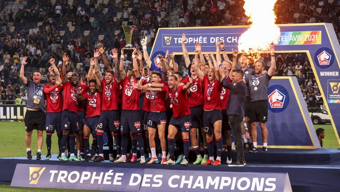 Fotbalisté Lille slaví zisk superpoháru
