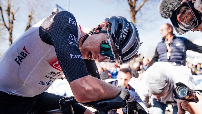 Tvrdý pád cyklistické superstar. Slovinec si po pádu ošklivě zlomil zápěstí