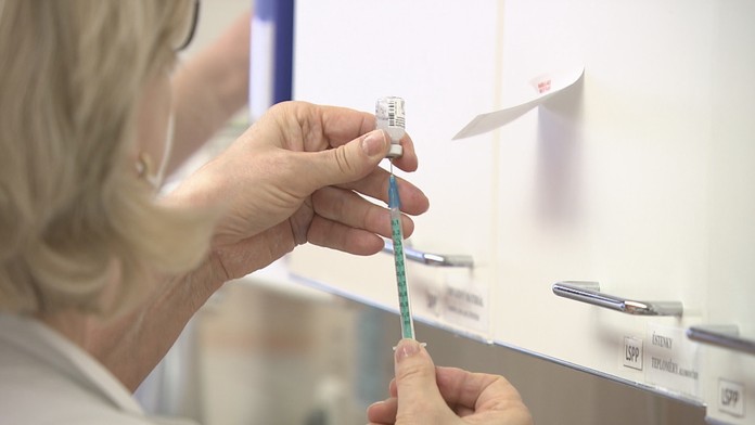 Dávky vakcíny 21 dní po sobě. Jinak může být méně účinná, tvrdí experti