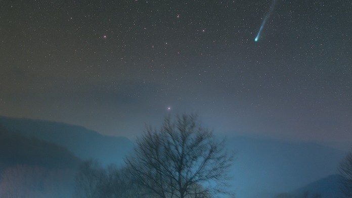 Oceněná fotografie komety 12P/Pons-Brooks s galaxií v Andromedě